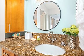 High Floor Ocean View Condo (King Bed and Parking)