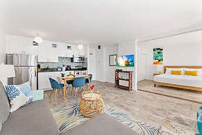 High Floor Ocean View Condo (King Bed and Parking)