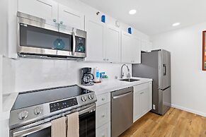 High Floor Ocean View Condo (King Bed and Parking)