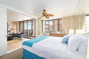 High Floor Ocean View Condo (King Bed and Parking)