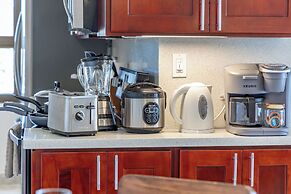 High Floor Ocean View Condo (King Bed and Parking)