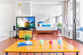 High Floor Ocean View Condo (King Bed and Parking)