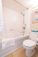 High Floor Ocean View Condo (King Bed and Parking)