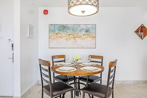 High Floor Ocean View Condo (King Bed and Parking)