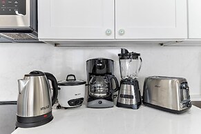 High Floor Ocean View Condo (King Bed and Parking)