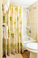 High Floor Ocean View Condo (King Bed and Parking)