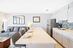 High Floor Ocean View Condo (King Bed and Parking)