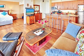 High Floor Ocean View Condo (King Bed and Parking)