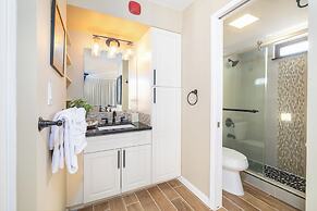 High Floor Ocean View Condo (King Bed and Parking)