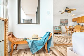 High Floor Ocean View Condo (King Bed and Parking)