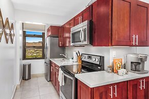 High Floor Ocean View Condo (King Bed and Parking)