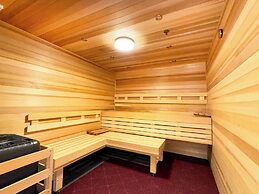 High Floor Ocean View Condo (King Bed and Parking)