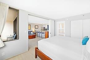 High Floor Ocean View Condo (King Bed and Parking)