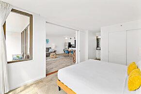 High Floor Ocean View Condo (King Bed and Parking)