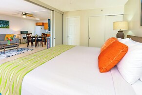 High Floor Ocean View Condo (King Bed and Parking)