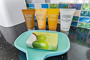 High Floor Ocean View Condo (King Bed and Parking)