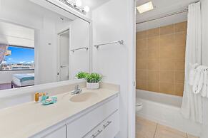 High Floor Ocean View Condo (King Bed and Parking)