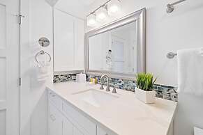 High Floor Ocean View Condo (King Bed and Parking)