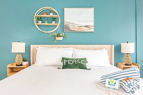 High Floor Ocean View Condo (King Bed and Parking)