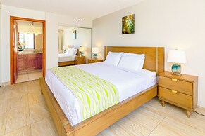 High Floor Ocean View Condo (King Bed and Parking)