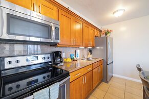 High Floor Ocean View Condo (King Bed and Parking)