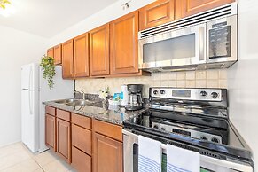 High Floor Ocean View Condo (King Bed and Parking)