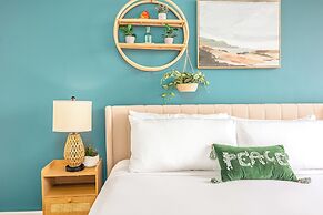 High Floor Ocean View Condo (King Bed and Parking)