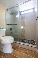 High Floor Ocean View Condo (King Bed and Parking)