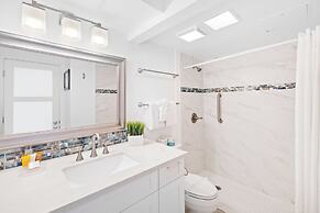 High Floor Ocean View Condo (King Bed and Parking)