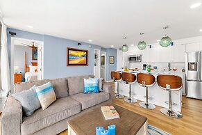 High Floor Ocean View Condo (King Bed and Parking)