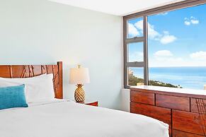 High Floor Ocean View Condo (King Bed and Parking)