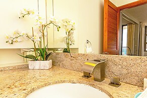 High Floor Ocean View Condo (King Bed and Parking)