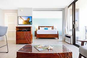 High Floor Ocean View Condo (King Bed and Parking)