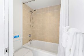 High Floor Ocean View Condo (King Bed and Parking)