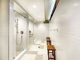 High Floor Ocean View Condo (King Bed and Parking)