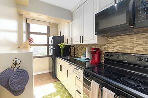 High Floor Ocean View Condo (King Bed and Parking)