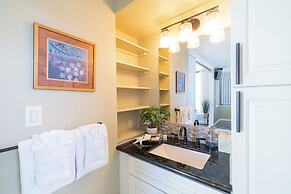 High Floor Ocean View Condo (King Bed and Parking)