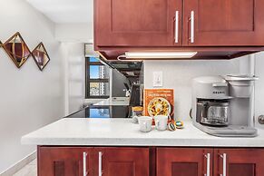 High Floor Ocean View Condo (King Bed and Parking)