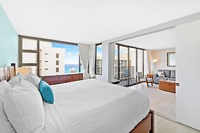 High Floor Ocean View Condo (King Bed and Parking)