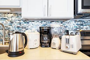 High Floor Ocean View Condo (King Bed and Parking)