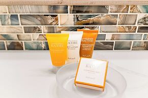 High Floor Ocean View Condo (King Bed and Parking)