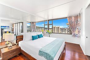 High Floor Ocean View Condo (King Bed and Parking)