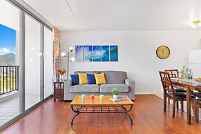 High Floor Ocean View Condo (King Bed and Parking)