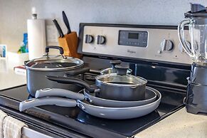 High Floor Ocean View Condo (King Bed and Parking)