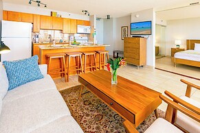 High Floor Ocean View Condo (King Bed and Parking)