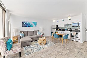 High Floor Ocean View Condo (King Bed and Parking)