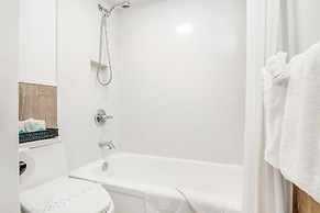 High Floor Mountain View with 2 Double Beds and Parking