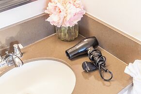 High Floor Mountain View with 2 Double Beds and Parking