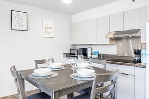 High Floor Mountain View with 2 Double Beds and Parking