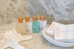 High Floor Mountain View with 2 Double Beds and Parking